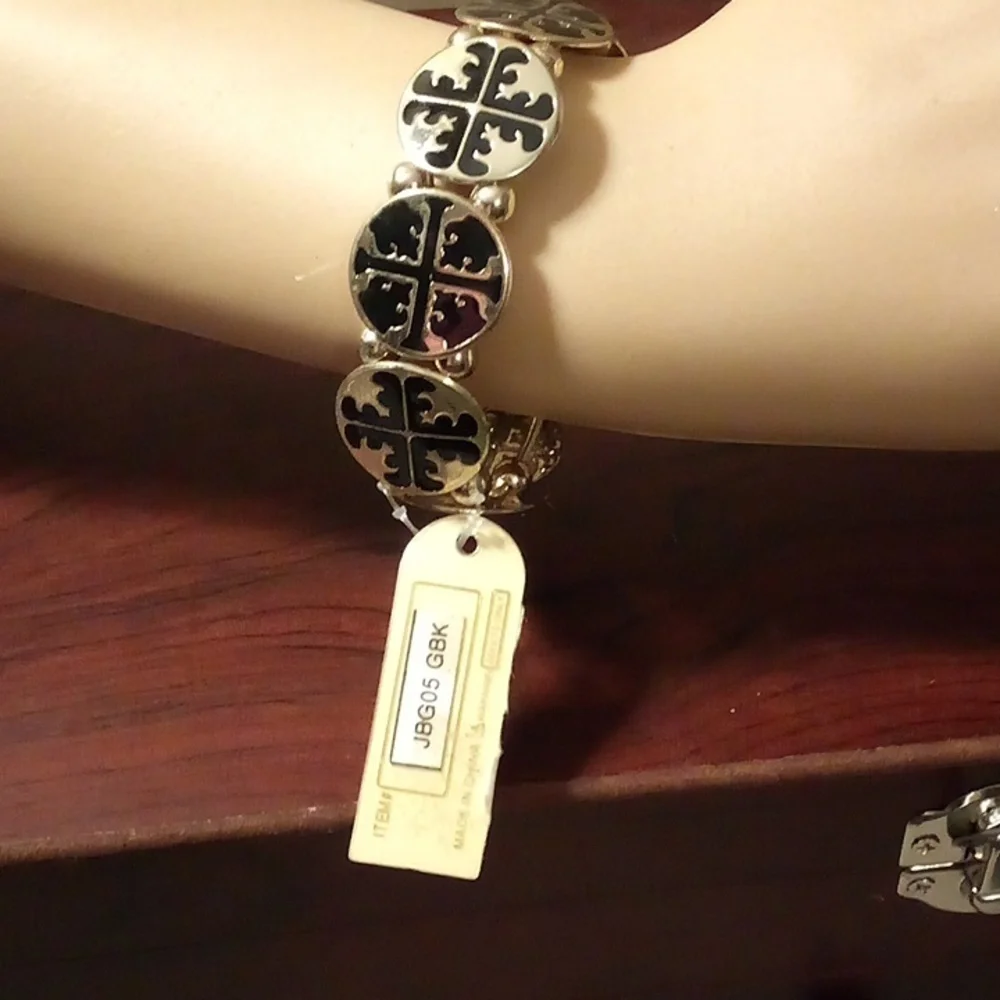 💝2/$20💝 NWT - VINTAGE METAL STRETCH BRACELET ~ SILVER/BLACK CROSSES & BEADS - Picture 2 of 3